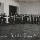 Lekcja wychowania fizycznego w polskiej szkole w Semipałatyńsku (płn-wsch. Kazachstan) w 1946 r.